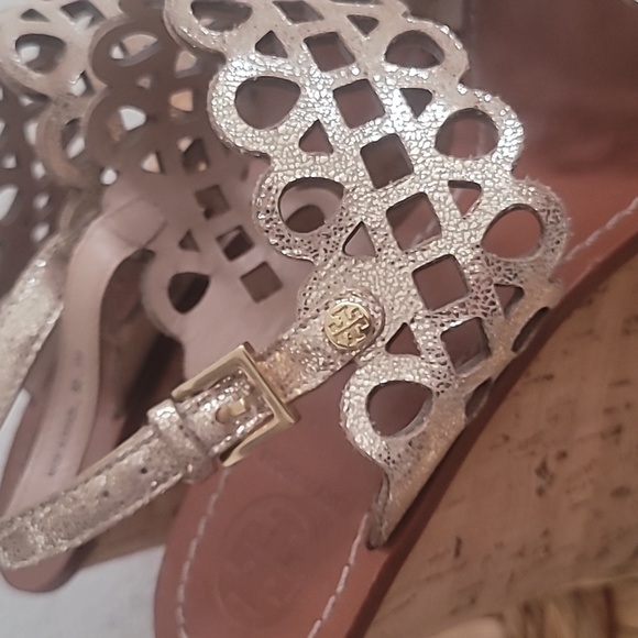 🌻 TORY BURCH NORI CORK WEDGE GOLD METALLIC SANDALS. - Picture 7 of 15